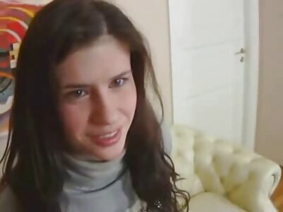 Гарячу брюнетку трахнули в укрїнське порно її машині