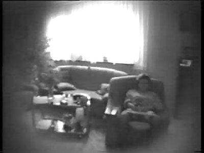 Татуйована порно українське мама Ді Вільямс радує хлопчика на дивані