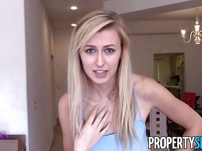 Неприємна дівчина трахає порно українське листоноша